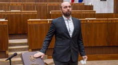 Záhadné šafárenie v ĽSNS. Kotleba vyplatil poslancovi a jeho rodine už 150-tisíc