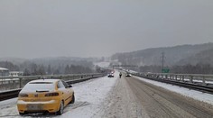 Silné sneženie spôsobilo v Česku dopravný kolaps. Pre početné nehody uzavreli viaceré úseky diaľnic