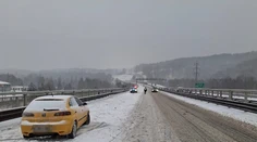 Silné sneženie spôsobilo v Česku dopravný kolaps. Pre početné nehody uzavreli viaceré úseky diaľnic