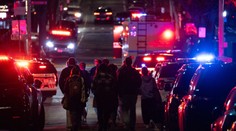 Streľba na univerzite si vyžiadala dve obete a osem ťažko zranených. Po páchateľovi pátrajú