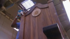 Väzni sa na návštevu pápeža poriadne pripravujú. Stavajú mu stolec