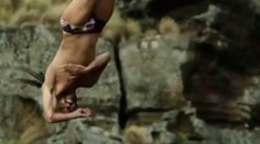 Jediný cieľ: Prežiť! Šampión v skokoch do vody posúva hranice