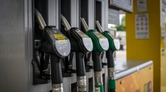 Zahraničné autá budú na Slovensku opäť tankovať drahšie. Štát určil novú cenu nafty