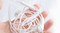 Po týchto trikoch sa vám už nikdy nezamotajú slúchadlá