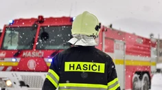 Nad hlavou mu horela strecha, no odmietal opustiť dom. Záchranné zložky zasiahli v kľúčovej chvíli