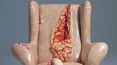 Kúpili by ste si tento nábytok? Trčia z neho vnútornosti