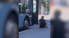 V nitrianskom autobuse vypukla dráma. Opitý muž obťažoval cestujúcich, vodič ho bez váhania vyhodil