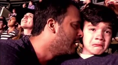 Autistický chlapec videl naživo obľúbenú kapelu. Jeho reakcia topí srdcia