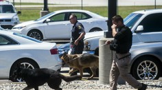 Z útoku na policajta na letisku v Michigane obvinili 49-ročného Kanaďana