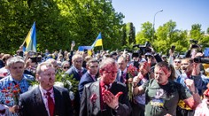 FOTOGRAFIE TÝŽDŇA: Prvá snímka čiernej diery, najdlhší lanový most či zahanbený ruský veľvyslanec