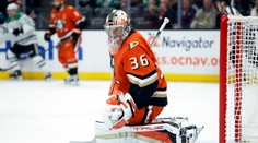 VIDEO: Neuveriteľný zákrok brankára Anaheimu. Skvelým spôsobom zabránil inkasovanému gólu