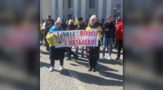 VIDEO: Do ulíc Chersonu vyšli davy ľudí na protest proti ruskej okupácii, Putin tam zrejme chce usporiadať referendum