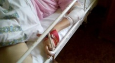 Chcel, aby manželka netrpela. Našiel ju v nemocnici priviazanú kričať od bolesti