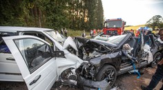 Testovacie auto bez vodiča s piatimi ľuďmi prešlo do protismeru a zrazilo s s iným autom. Jeden mŕtvy a 9 zranených