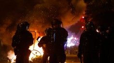 Nepokoje po predčasných voľbách vo Francúzsku, v uliciach zasahovali policajti