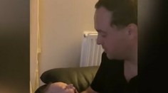 VIDEO: Dojatí rodičia neverili vlastným očiam. Len osemtýždňové bábätko odpovedalo otcovi