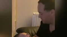 VIDEO: Dojatí rodičia neverili vlastným očiam. Len osemtýždňové bábätko odpovedalo otcovi