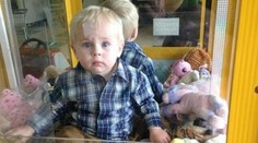 Babička nedávala pozor a problém bol na svete. Vnuk vliezol do automatu na hračky