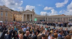 Vatikán nechal na Bazilike svätého Petra otvorené brány celú noc. Veriaci majú poslednú šancu na rozlúčku s pápežom