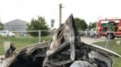 V horiacom aute zomrela osemnásťročná žena, z auta ostal len vrak