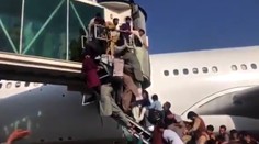 Vystrašení Afganci sa zúfalo snažia dostať do lietadiel, na letisku je panika
