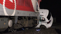 Tragická nehoda neďaleko Prievidze. Rýchlik tlačil auto niekoľko metrov, vodič bol na mieste mŕtvy