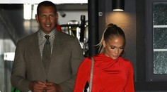 JLo ako bohyňa v červenom: Minišaty odhalili vymakané nožiská