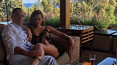 Spájali ju s Bieberom, teraz si vzala o 37 rokov staršieho milionára