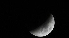 Na oblohe nás večer čakal unikátny úkaz - odhryznutý Mesiac!