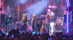 Objatia, tance, bozky aj prípitok. Silvestrovská atmosféra na námestiach prilákala tisícky ľudí