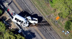 V Texase sa zrazil mikrobus s dodávkou, 12 ľudí je mŕtvych