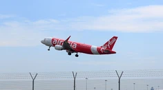 Ďalšie lietadlo AirAsia malo problémy, zišlo z prístavacej dráhy