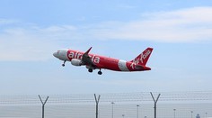 Prerušili pátranie po nezvestnom lietadle AirAsia so 162 ľuďmi