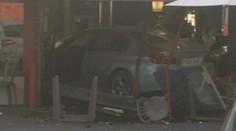 Muža, ktorý vrazil autom do terasy pizzerie, obvinili z vraždy