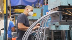 Minister práce sľubuje, že firmám pomôže získať informácie, ako sú na tom jeho zamestnanci s očkovaním