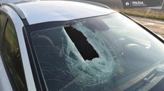 Obrovský kus ľadu vletel do oproti idúceho auta. Vinník nehody z miesta odišiel, hrozí mu pokuta