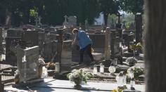 Prišiel upratať hroby svojich blízkych, domov sa už nevrátil. Seniora na cintoríne napadli sršne