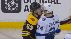 VIDEO: Čo si ho pomýlil so zmrzlinou? Marchand oblízal súpera po tvári