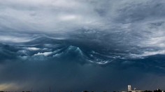 Mraky nad mestom pripomínali rozbúrené more