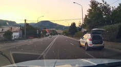 Bežným Slovákom za to hrozí pokuta. Čitatelia sa pýtajú: Prečo policajtom nie? (VIDEO)