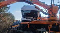 FOTO: Tragická nehoda na D1 pri Hlohovci. Kamión vletel do cestárov, vodič kamióna je mŕtvy, ďalší traja sú zranení