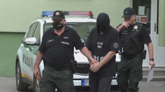 Muž sa vyzliekol a ukájal v nákupnom dome. Zadržala ho polícia