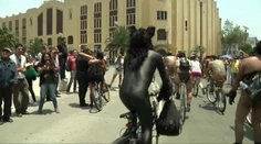 Na bicykli úplne bez šiat. Pozrite sa na tento nahý pelotón