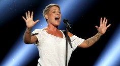 Speváčka Pink porazila koronavírus. Tvrdý odkaz vláde a krásny dar pre zdravotníkov