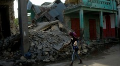 Počet obetí zemetrasenia na Haiti stúpol na 2207, zranených je vyše 12 200 ľudí