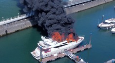 Po rozsiahlom požiari sa v juhozápadnom Anglicku potopila superjachta