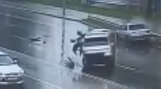 VIDEO: Dieťa počas nehody škaredo vyletelo z auta. Zachránil ho okoloidúci vodič