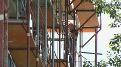 Obyvatelia rozostavanej bytovky v Pezinku sú zúfalí. Za 12 mesiacov sa takmer nič nezmenilo