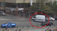 Šoférovi sa nechcel riešiť priestupok, policajta nabral na kapotu a odišiel s ním