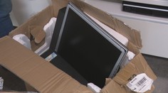 Známemu novinárovi prišiel poštou rozbitý monitor. Bol síce poistený, no nedostane ani cent